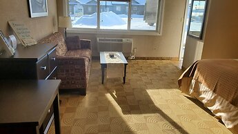 Shoreside Inn & Suites