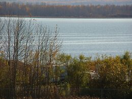 Shoreside Inn & Suites