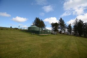 Green Yurt With Hot Tub - Sleeps 3, Parking & Wifi