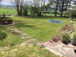 Green Yurt With Hot Tub - Sleeps 3, Parking & Wifi