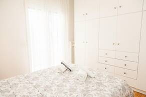 Cozy apt with Lycabettus View