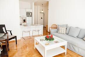 Cozy apt with Lycabettus View