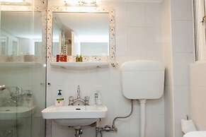 Cozy apt with Lycabettus View