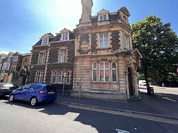 Impeccable 2-bed Apartment by Cardiff City Centre