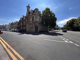 Impeccable 2-bed Apartment by Cardiff City Centre