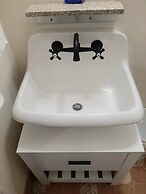 The New Star Motel with Studio-Kitchens: 1950s Extended-Stay Lodging a