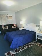 The New Star Motel with Studio-Kitchens: 1950s Extended-Stay Lodging a