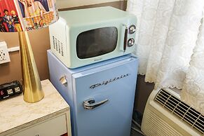 The New Star Motel with Studio-Kitchens: 1950s Extended-Stay Lodging a