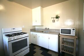The New Star Motel with Studio-Kitchens: 1950s Extended-Stay Lodging a