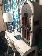 The New Star Motel with Studio-Kitchens: 1950s Extended-Stay Lodging a