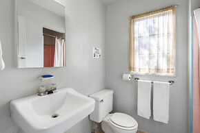 The New Star Motel with Studio-Kitchens: 1950s Extended-Stay Lodging a