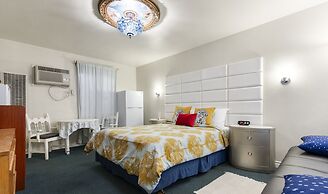 The New Star Motel with Studio-Kitchens: 1950s Extended-Stay Lodging a