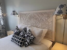 The New Star Motel with Studio-Kitchens: 1950s Extended-Stay Lodging a