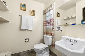 The New Star Motel with Studio-Kitchens: 1950s Extended-Stay Lodging a