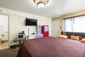 The New Star Motel with Studio-Kitchens: 1950s Extended-Stay Lodging a