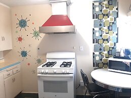 The New Star Motel with Studio-Kitchens: 1950s Extended-Stay Lodging a