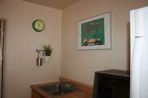 The New Star Motel with Studio-Kitchens: 1950s Extended-Stay Lodging a