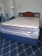 The New Star Motel with Studio-Kitchens: 1950s Extended-Stay Lodging a