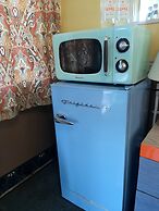 The New Star Motel with Studio-Kitchens: 1950s Extended-Stay Lodging a