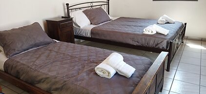 Perissa Art Villa - Kitchen & Washing Machine