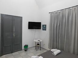 Perissa Art Villa - Kitchen & Washing Machine