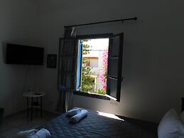 Perissa Art Villa - Kitchen & Washing Machine