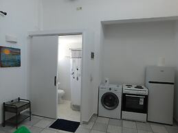 Perissa Art Villa - Kitchen & Washing Machine