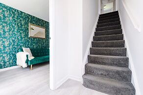 5 Bed House Manchester by MCR Dens