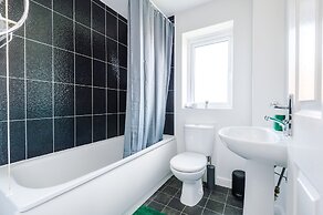 5 Bed House Manchester by MCR Dens