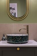 HOLT - Bagheera's Den