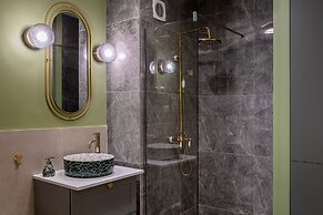 HOLT - Bagheera's Den