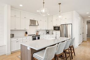 Rendezvous at the Shores by RedAwning