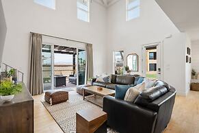 Rendezvous at the Shores by RedAwning