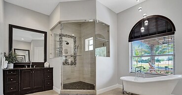 8-BR with Pool & Mini-golf & Soccer