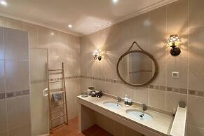 Charming 5-bed House in Granja