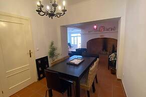 Charming 5-bed House in Granja