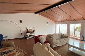 Charming 5-bed House in Granja