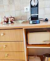 Fabulous apt. w breakfast near the sea