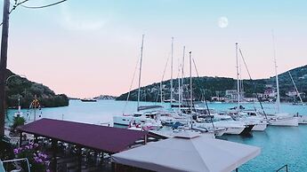 Fabulous apt. w breakfast near the sea