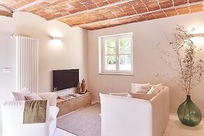 AQVAE Unconventional Country House