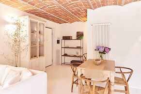 AQVAE Unconventional Country House