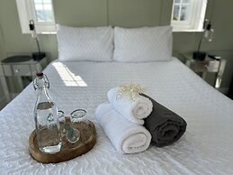 Luxury Cottage, Views of the Lakes With Hot Tub