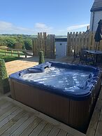 Luxury Cottage, Views of the Lakes With Hot Tub