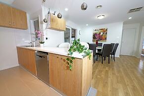 Hampton Park 4BDM Holiday Home Dandenong