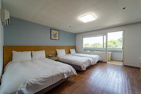 Jeju Honeycrown Hotel