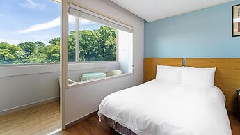 Jeju Honeycrown Hotel