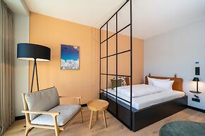 Black F Tower - Serviced Apartments