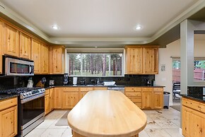 Ponderosa Retreat 4 Bedroom Home by Redawning