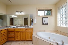 Ponderosa Retreat 4 Bedroom Home by Redawning