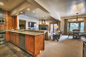 Luxury Two Bedroom Suite with Hot Tub 2 Apartment Hotel by RedAwning